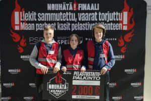 Loppukilpailun voittajajoukkue kuvattuna palkintoshekin kanssa.